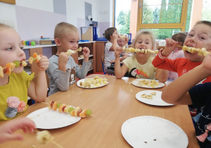 przedszkolaki zjadają owoce z szaszłyków
